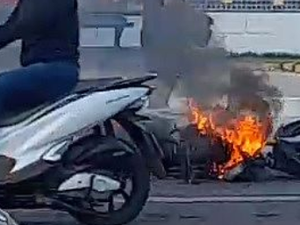[Vídeo] Colisão entre carro e moto termina com homem ferido e veículo incendiado