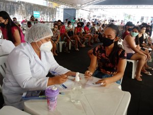 Emoção marca início da vacinação de jovens com 22 anos em Maceió