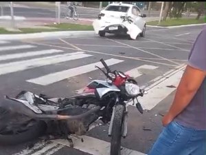 [Vídeo] Jovem fica gravemente ferido em colisão entre carro e moto na Durval de Góes Monteiro