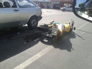 Acidente entre automóvel e motocicleta deixa uma pessoa ferida