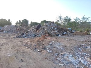 [Vídeo] Descarte irregular de lixo: um problema crônico que aflige moradores do bairro Novo Horizonte
