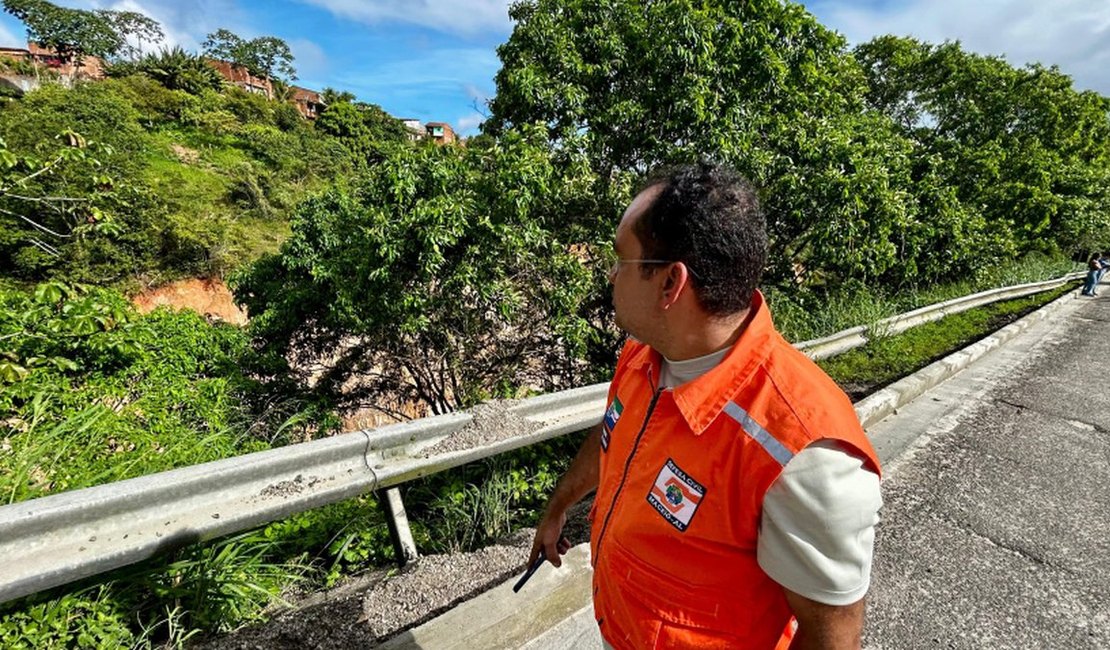 Cratera às margens da BR-316 mobiliza Defesa Civil e DNIT em vistoria na Ladeira do Catolé