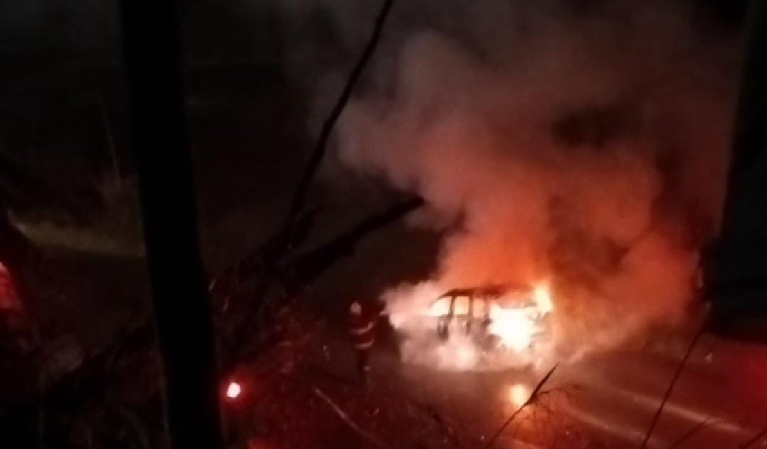 [Vídeo] Carro fica totalmente incendiado em São Luís do Quitunde