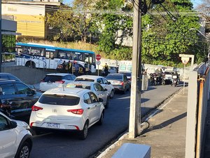 Acidente deixa motociclista ferido e trânsito lento na Ladeira Geraldo Melo, em Maceió