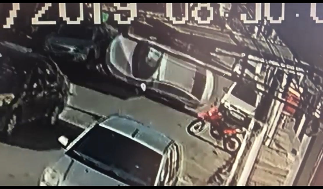 [Vídeo] Carro em alta velocidade provoca acidente no Centro de Maceió