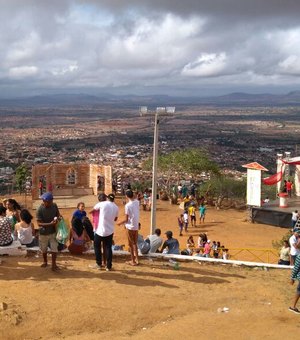 Centenas de fiéis participam da procissão da Via Sacra no Morro da Massaranduba