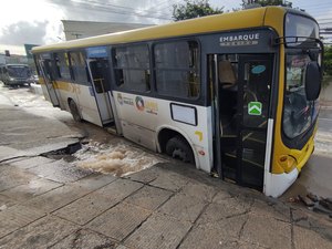 [Vídeo]: Ônibus quebra ao passar por buraco e deixa trânsito lento na Av. Gustavo Paiva