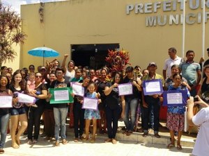 Servidores municipais realizam manifestação contra atraso de salários