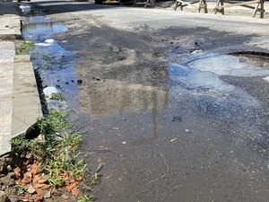 [Vídeo] Moradores denúnciam vazamento de água na Jatiúca