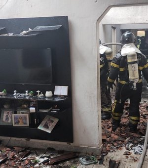 Corpo de Bombeiros combate incêndio em residência e socorre idosa em Maceió