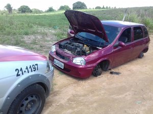 Carro furtado em Arapiraca é encontrado depenado