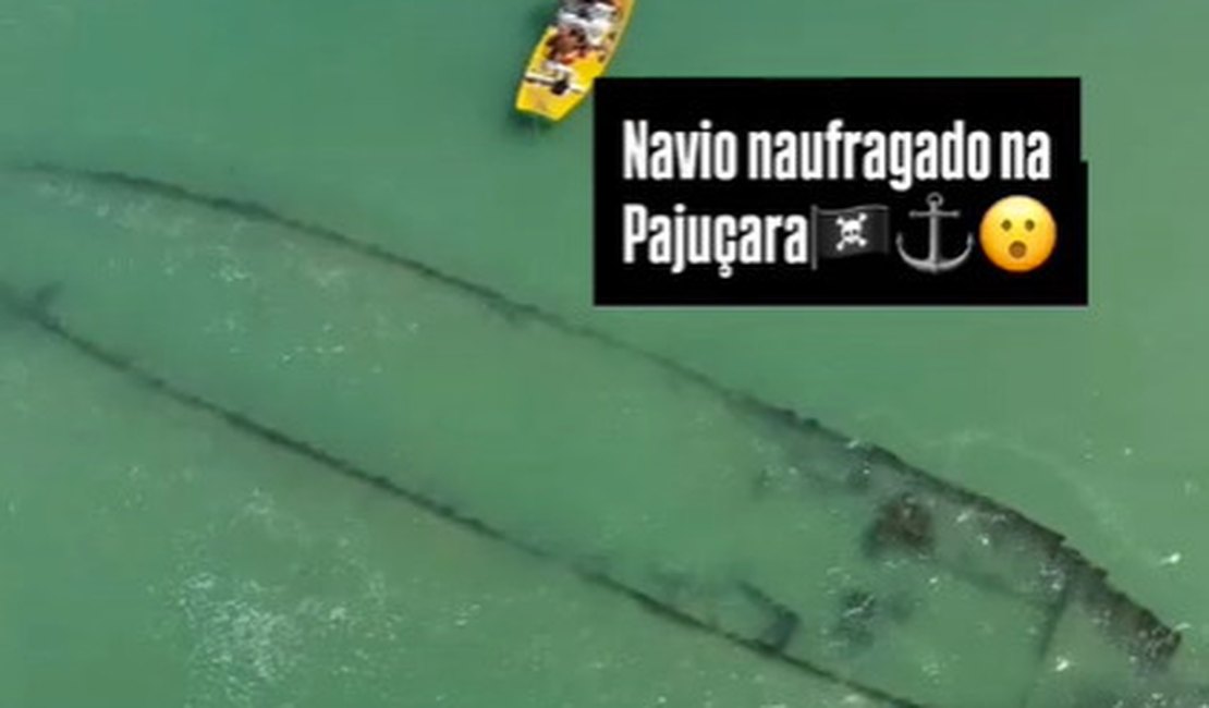 [Vídeo] Maré baixa revela naufrágio de embarcação na Praia de Pajuçara, em Maceió