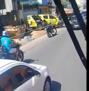 [Vídeo] Jovem é morto a tiros por dupla em motocicleta em Maceió
