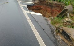 Erosão derrubou parte da pista em Branquinha 