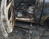 Polícia investiga achado de corpo carbonizado em caminhonete incendiada