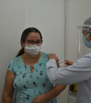 Pacientes renais e adultos com síndrome de Down estão incluídos na nova fase da vacinação em Alagoas