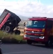 [Vídeo] Carreta com carregamento de milho despenca na Serra das Pias em Palmeira dos Índios