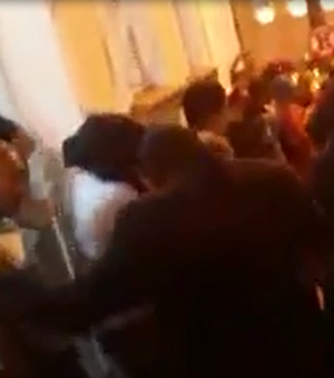 [Vídeo] Vereadores de Penedo são escoltados na saída da Câmara sob ameaça de linchamento