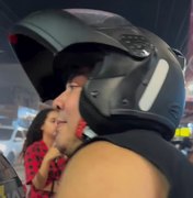 [Vídeo] Vocalista da 'Calcinha Preta' pega carona com PM para chegar a show em Maceió