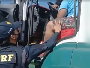 Motorista bêbado dorme ao volante de caminhão e custa a ser acordado por policial, diz PRF