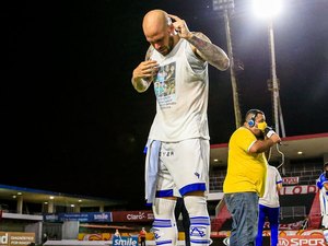 Silvinho celebra primeiro título pelo CSA