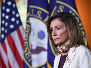 Nancy Pelosi quer proibir termos de gênero, como mãe e avó, nas regras da Câmara
