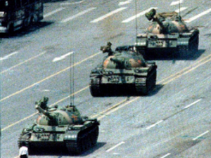 Morre o autor da foto histórica em que homem enfrenta o tanque do exército chinês