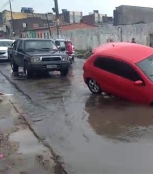 [Vídeo] Motorista cai com o carro em buraco aberto por obra da prefeitura
