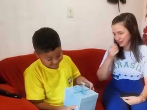Emoção Verde e Amarela: Menino alagoano que viralizou nas redes recebe recado especial e presente de atacante da Seleção