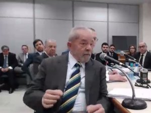 Lula reclama de bullying contra netos e pede Ipads das crianças de volta