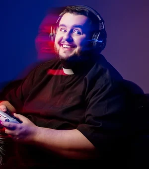 Conheça o padre gamer que evangeliza usando videogames e cultura geek