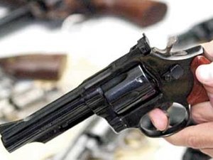 Ladrões roubam mercadorias e moto de minimercado