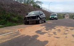 Motorista perde direção de veículo e tomba na AL 220, em Limoeiro de Anadia