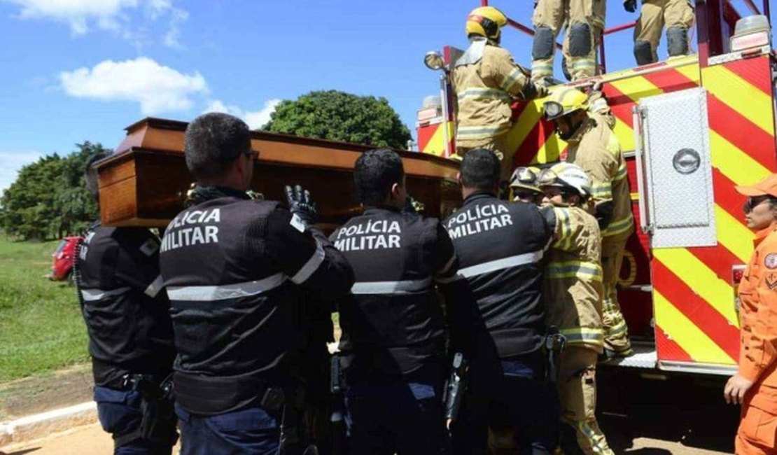 Cortejo e homenagens marcam enterro de PM que salvou vítimas de incêndio em Maceió