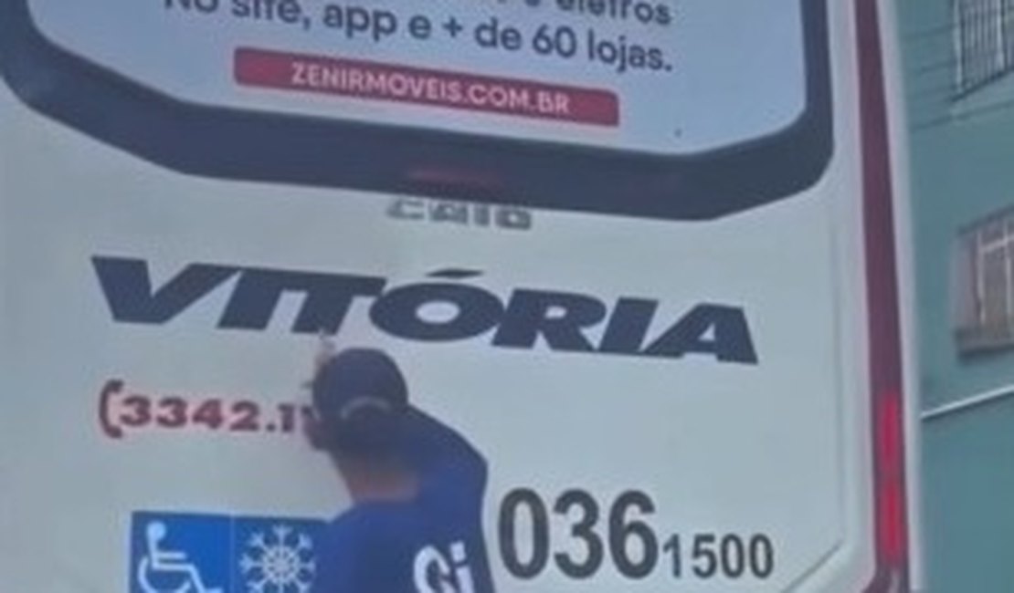 Pai catador ensina filho pequeno a ler a palavra 'Vitória' em ônibus