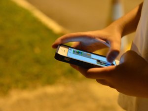 Tempo gasto com celular preocupa adolescentes e pais, mostra pesquisa