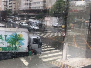 Fiação de poste cede e preocupa moradores sobre risco de acidente na Ponta Verde