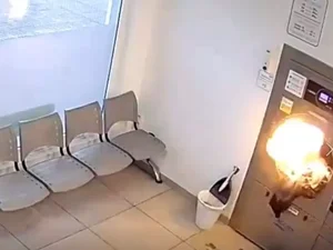 Homem sai de lavanderia e explosão acontece segundos depois