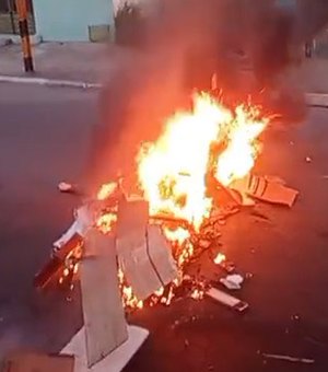 Moradores bloqueiam rua durante protesto por falta de água no Jacintinho