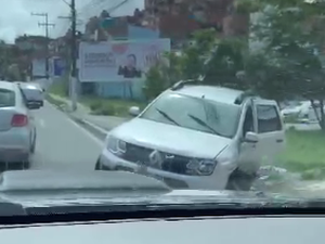 [Vídeo] Acidente entre carros deixa trânsito lento na ladeira do Extra
