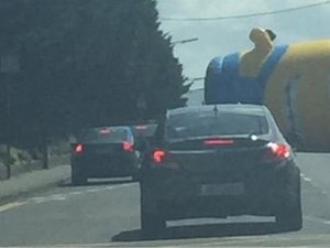 Minion inflável gigante provoca caos após cair em rodovia na Irlanda