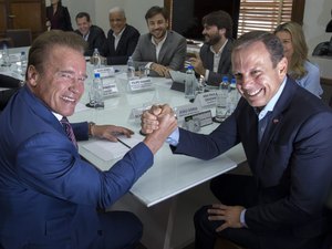 Doria se encontra com Schwarzenegger e posta vídeo: ‘Acelera baby’