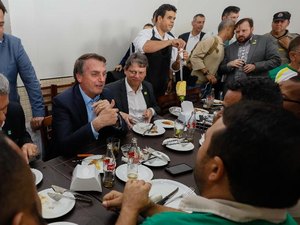 'Estou comendo pão que diabo amassou', diz Bolsonaro a caminhoneiros