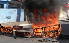 Rua é bloqueada durante protesto no Novo Mundo, em Maceió  