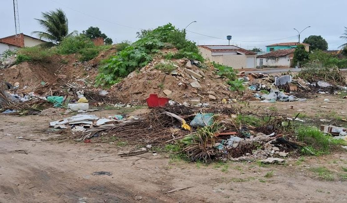 Moradores pedem providências para retirada de 'montanha de lixo' no bairro Verdes Campos