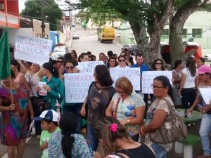 Professores municipais cruzam os braços por melhores condições salariais