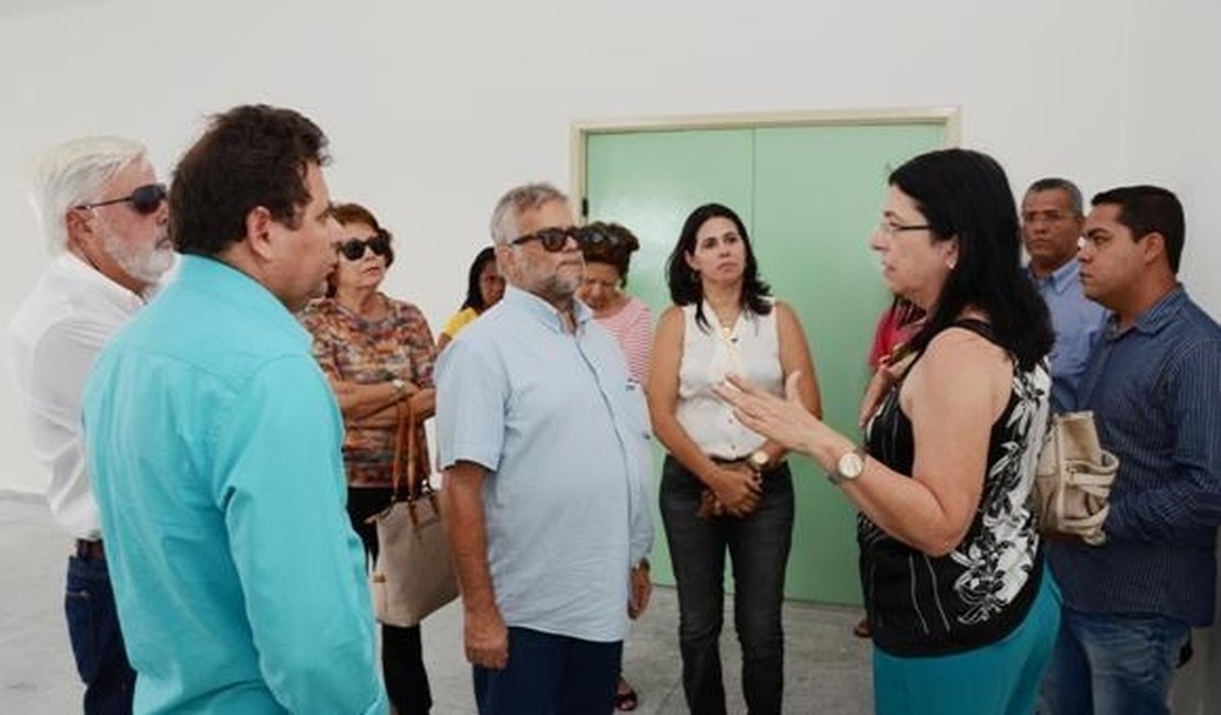 Secretária de Saúde vistoria obra inacabada do Programa da Reconstrução