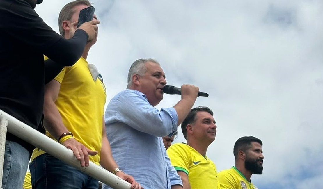 “Jair Bolsonaro está sequestrado e Eduardo exilado”, diz Alfredo Gaspar em Arapiraca