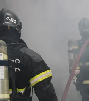Possível incêndio criminoso destrói casas no Village Campestre, em Maceió