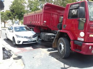 Motorista de caçamba colide em outro veículo ao tentar realizar conversão